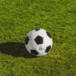Ballon de foot sur la pelouse